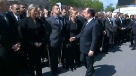 شرطي فرنسي يرفض مصافحة هولاند