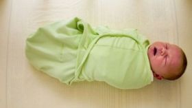 إياك ولف الطفل بقوة وإليك الطريقة الصحيحة؟