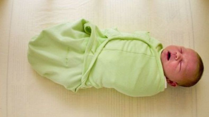 إياك ولف الطفل بقوة وإليك الطريقة الصحيحة؟