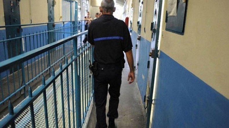 إصابة 10 أشخاص خلال تمرد بسجن في فرنسا