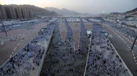 الحجاج يواصلون رمي الجمرات في أول أيام التشريق