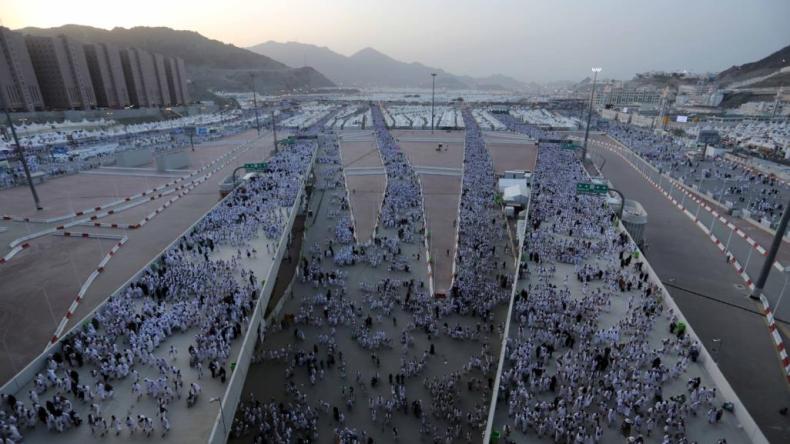 الحجاج يواصلون رمي الجمرات في أول أيام التشريق