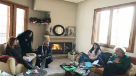 مسرحية “حبلى”.. إطار كوميدي ليوميات المرأة الحامل