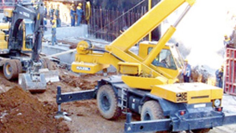 قانون الصفقات العمومية يشلّ مشاريع بوتفليقة