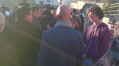 Bretagne: Manuel Valls giflé !