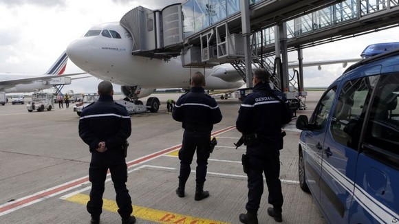 Aéroport parisien de Roissy: 2.000 personnes évacuées après une intrusion