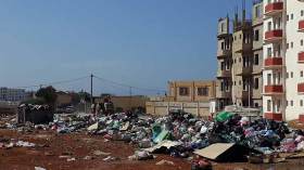 مواطنون بتيبازة يغلقون شارعا رئيسيا بأكياس القمامة