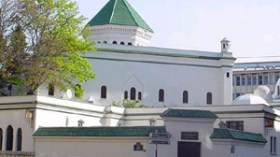 مسجد باريس يتعدى الوظيفة الدينية للمشاركة في الحياة السياسية الفرنسية