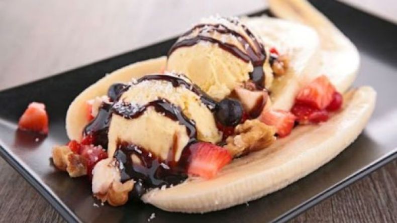 آيس كريم الموز والفرولة