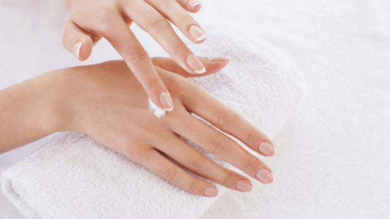 كيف تحصلين على يدين بملمس حريري؟