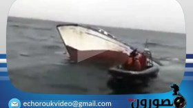 لحظة غرق إحدى قوارب الصيد في عرض البحر في وهران