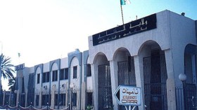 غاضبون يحتجون أمام مقر ولاية الشلف بسبب قنوات الصّرف