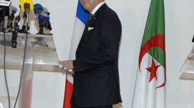 وزير الخارجية الفرنسية يطالب الجزائر بتسوية ممتلكات الأقدام السوداء