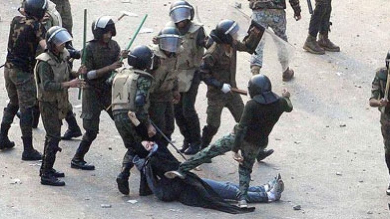 الجيش يحكم مصر بالحديد والنار وينتهك أعراض النساء