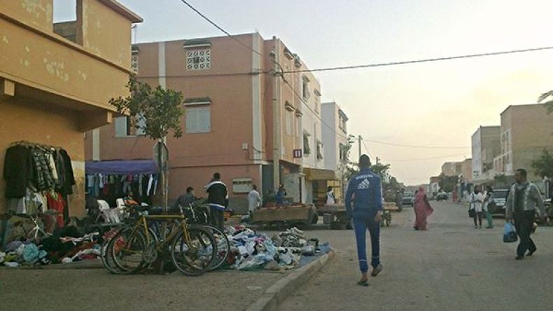 أصحاب محلات يعتدون على الأرصفة بسوق الوادي
