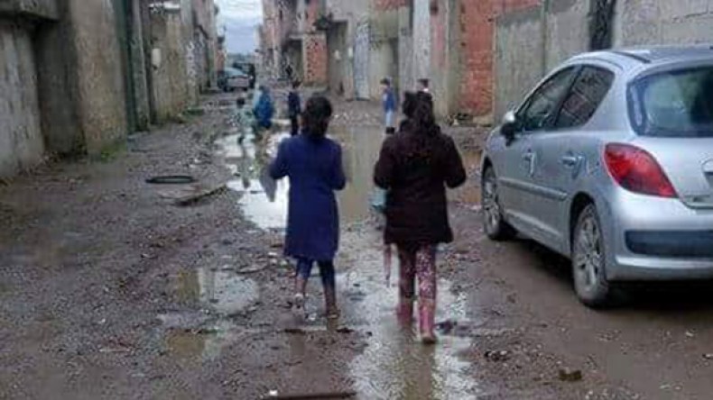 انعدام قنوات الصرف الصحي واهتراء الطرقات هاجس السكان