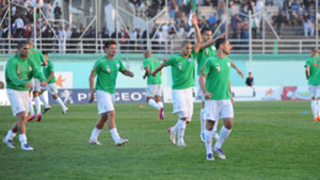 مقابلة استعراضية بين لاعبي الخضر بعد إلغاء ودية الكاميرون