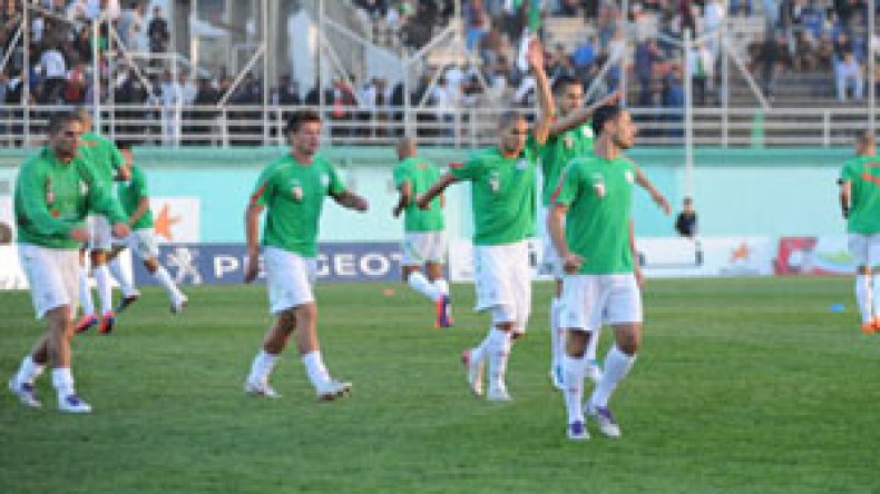 مقابلة استعراضية بين لاعبي الخضر بعد إلغاء ودية الكاميرون