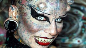 صور المرأة التي أجرت عمليات تشويهية كي تتزوج الشيطان!