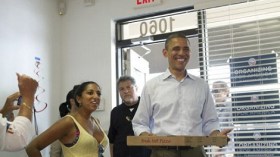 أوباما يوصل “البيتزا” لموظفي حملته الانتخابية