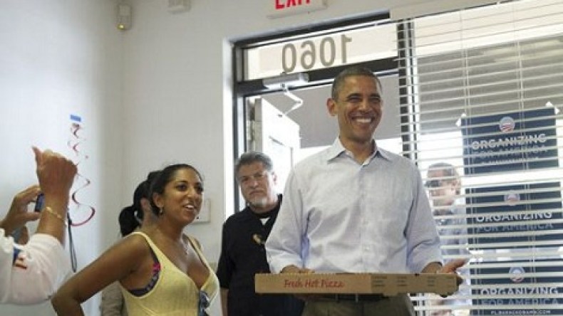 أوباما يوصل “البيتزا” لموظفي حملته الانتخابية