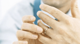 لماذا يتخلى الرجل عن خاتم زواجه؟
