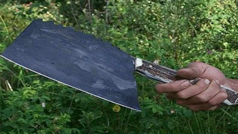 مسبوق يقتحم منزل شرطي ويحاول قتله “بشاقور”