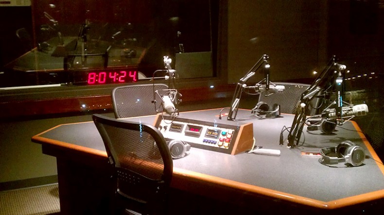 ‮”‬أصدقاء الإذاعات‮”.. ‬يشكلون شبكة مثيرة ومتينة للصداقة تتفوق على الفايسبوك‬