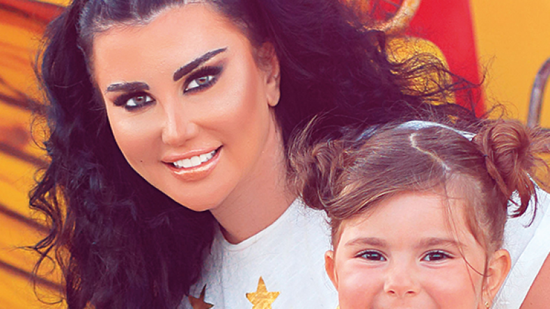 النجمة السورية “جيني اسبر”: لهذا السبب ارتديت الحجاب وحملت المصحف!