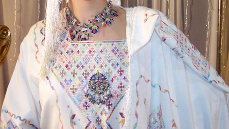 الفساتين العصرية تهدد بغياب الألبسة التقليدية من الأعراس‬