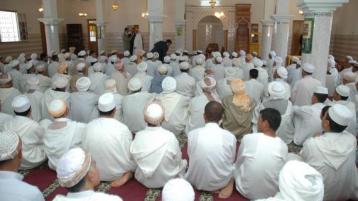 من وراء الاعتداء على الأئمة؟