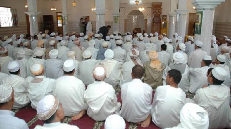 من وراء الاعتداء على الأئمة؟