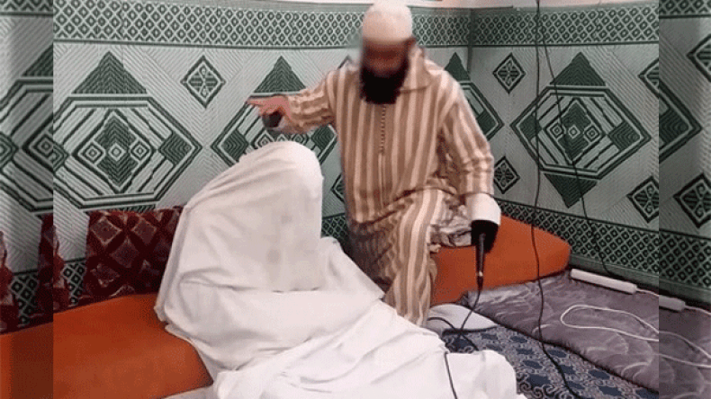 نساء يفشين الأسرار الزوجية في طوابير الرقية الجماعية