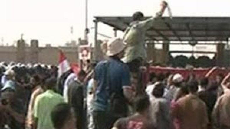 اشتباكات خارج محكمة مبارك وحرق صورته داخلها