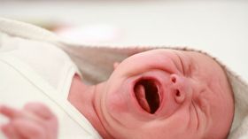 دراسة أمريكية: المولود الحديث يبكي ليلا ليمنع أمه من الإنجاب!