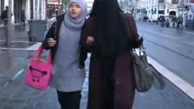 الفتيات الصغيرات ممنوعات من ارتداء الحجاب وصوم رمضان!