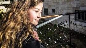 عهد التميمى تصفع ضابطا وجنديا إسرائيليا على وجهيهما