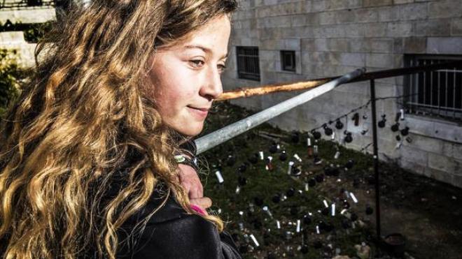 عهد التميمى تصفع ضابطا وجنديا إسرائيليا على وجهيهما