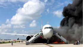 اندلاع حريق بطائرة أمريكية في مطار شيكاغو