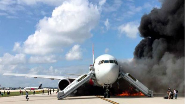 اندلاع حريق بطائرة أمريكية في مطار شيكاغو