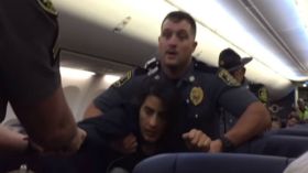 شرطة أمريكا تطرد مسلمة حامل من طائرة.. والسبب؟!