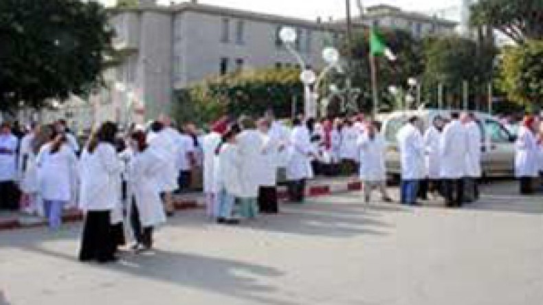 ولد عباس يلتقي اليوم نقابات القطاع لمعالجة الصحة المريضة