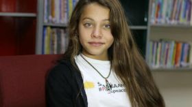 جنى.. أصغر صحفية في العالم تهدد أمن إسرائيل!