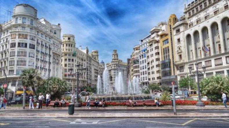 تلميذة من ثانوية النجمة بوهران تفوز برحلة إلى فالنسيا عن أحسن تعبير باللغة الاسبانية