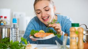 تناولي وجبتين من السمك أسبوعياً أثناء الحمل والرضاعة