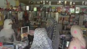 سوق باكستاني تاجراته وزبوناته من النساء فقط!