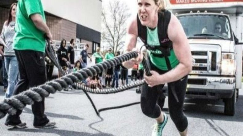 أمهات أمريكيات يكسرن القاعدة برفع الأثقال وجرّ الشاحنات!