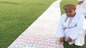 هذه حقيقة العريس العماني الذي فرش المهر لعروسه كي تمشي عليه؟!