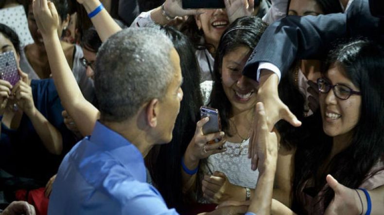 أوباما يدعو العالم لمنح فرصة لترامب