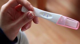 حامل تجمع تكاليف دراستها الجامعية ببيع اختبارات الحمل الإيجابية!